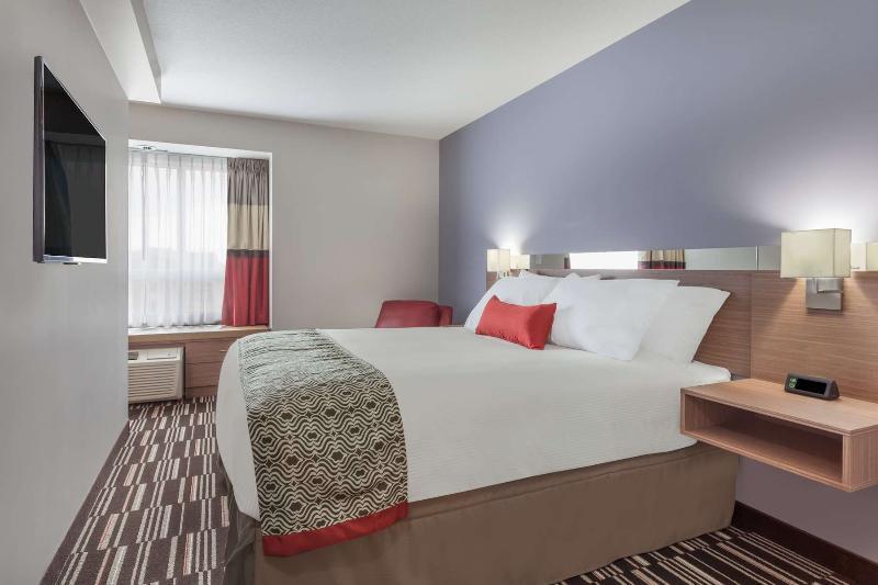 Microtel Inn & Suites By Wyndham Oyster Bay Ladysmith Exterior photo