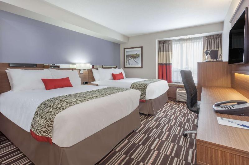 Microtel Inn & Suites By Wyndham Oyster Bay Ladysmith Exterior photo