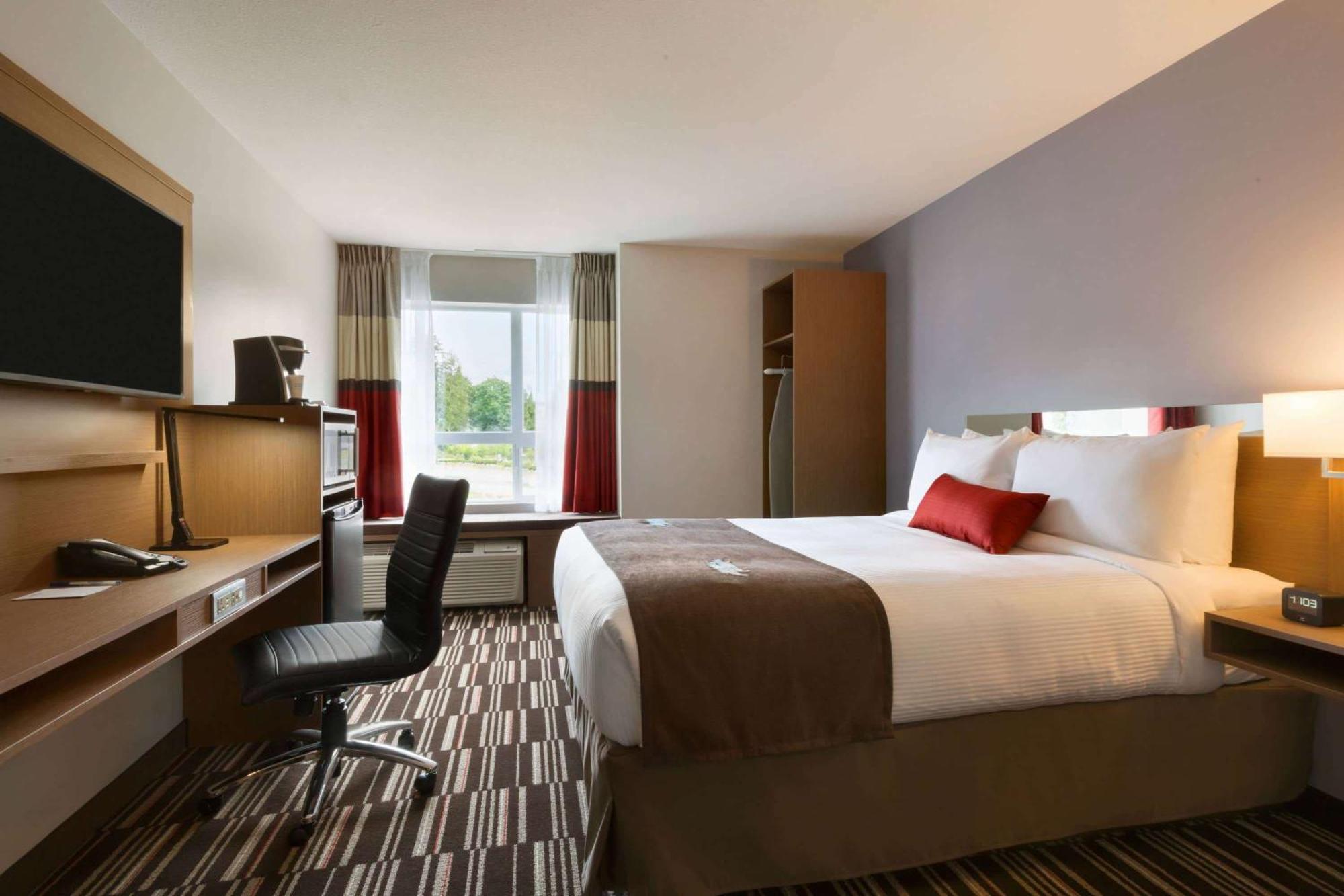 Microtel Inn & Suites By Wyndham Oyster Bay Ladysmith Exterior photo