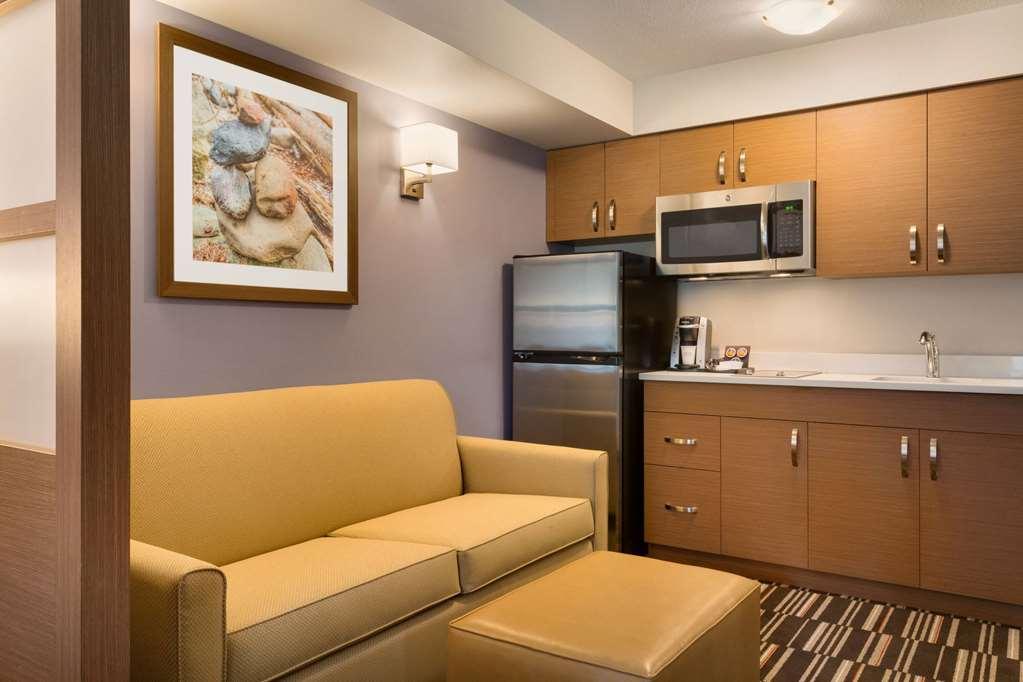 Microtel Inn & Suites By Wyndham Oyster Bay Ladysmith Room photo