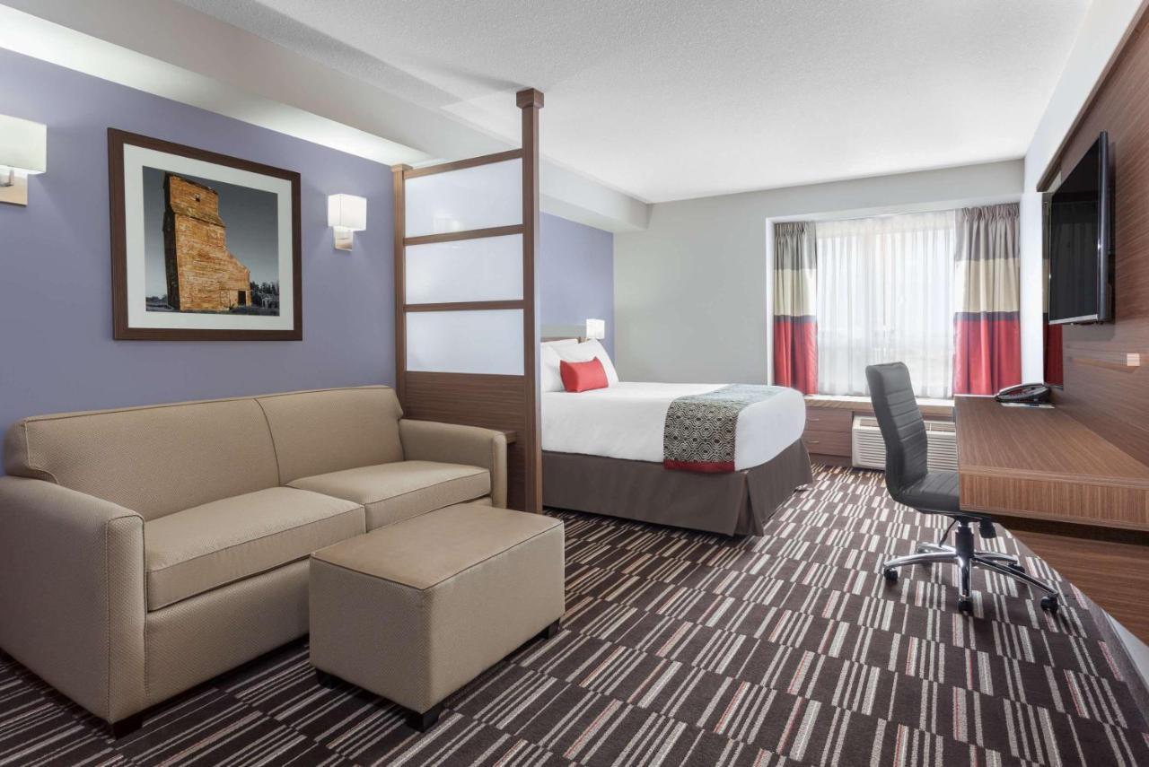 Microtel Inn & Suites By Wyndham Oyster Bay Ladysmith Room photo
